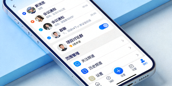 手机界面展示Potato聊天窗口，包含文本输入框、附件按钮、表情按钮和已发送的图片消息